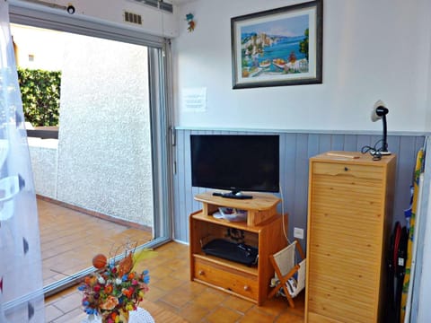 Appartement Rez-de-Jardin: Piscine, Terrasse, Parking, Wi-Fi en Option - FR-1-387-63 Apartment in Marseillan