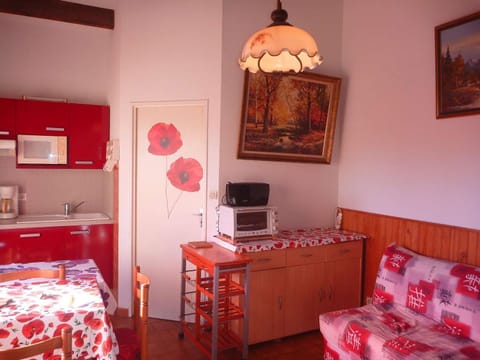 Appartement proche plage avec terrasse, 6 couchages, parking privé, Internet optionnel - FR-1-387-75 Apartment in Marseillan