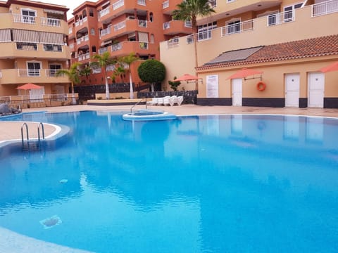 Property building, Day, Pool view, Swimming pool, sunbed