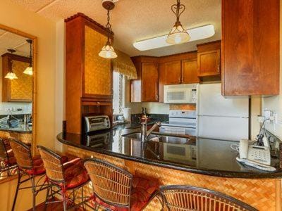 Heart of Waikiki, Free Assigned PRKG , WIFI, Unlimited Calls,,CRNR 1 BD Not a Studio ! House in Honolulu