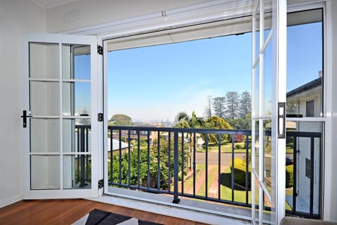 Living room, Street view