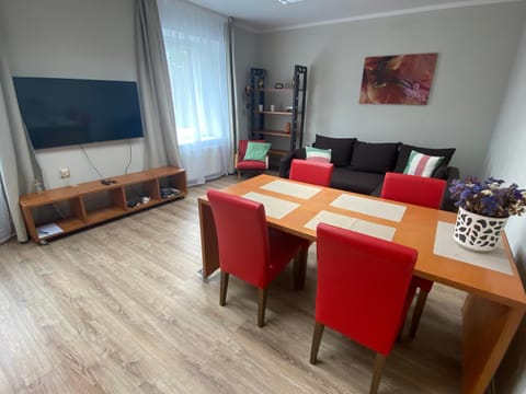 TV and multimedia, Living room, Seating area, Dining area