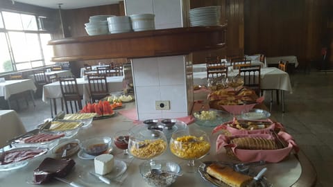 Restaurant/places to eat, Buffet breakfast