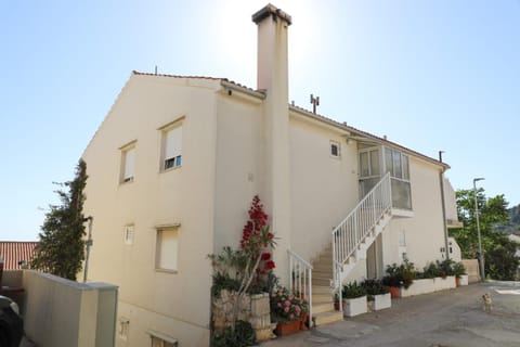 Apt and rooms Marlene - 50 m from sea Bed and Breakfast in Hvar