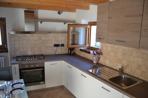 Coffee/tea facilities, Kitchen or kitchenette, Dining area
