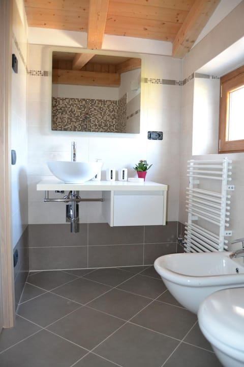 Bathroom, Decorative detail, Lake view