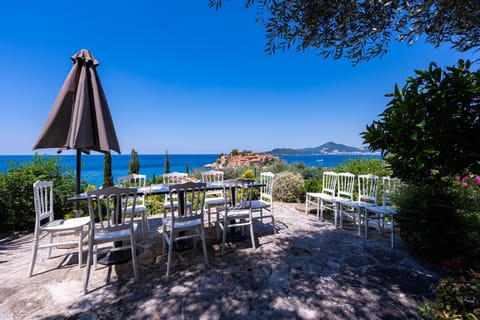 Spring, Day, Natural landscape, Dining area, Sea view