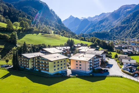 Facade/entrance, Off site, Day, Neighbourhood, Natural landscape, Bird's eye view, Summer, Skiing, Balcony/Terrace, Hiking, Cycling, Mountain view, Family