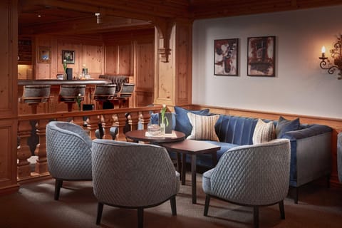 Lounge or bar, Decorative detail, Seating area, Drinks