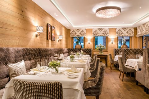 Restaurant/places to eat, Food and drinks, Decorative detail, Seating area, Dining area, Mountain view, Breakfast, Dinner