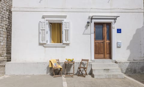 Property building, Balcony/Terrace, Seating area