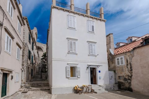 Property building, Nearby landmark, Facade/entrance, Day, Balcony/Terrace