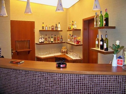 Lounge or bar, Drinks, Alcoholic drinks