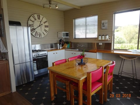 Kitchen or kitchenette, Dining area, minibar, pet friendly, stove