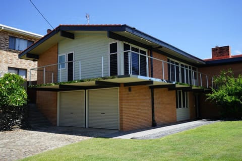 Villa with Views & Pool House in Gold Coast