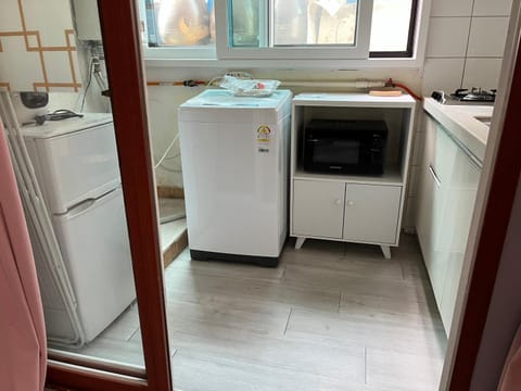 Kitchen or kitchenette, minibar, washing machine