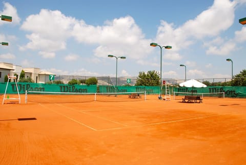 Neighbourhood, Tennis court, On site