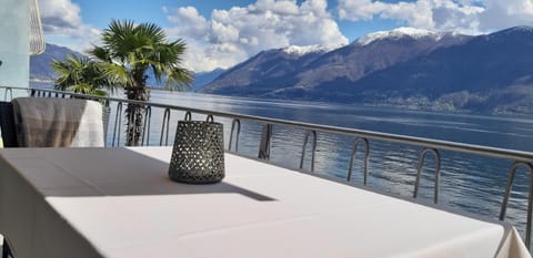 Balcony/Terrace, Lake view, Mountain view