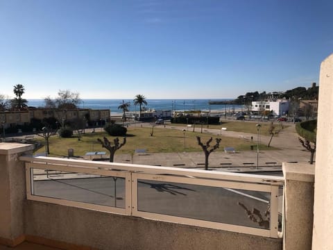 View (from property/room), Balcony/Terrace, Landmark view, Sea view