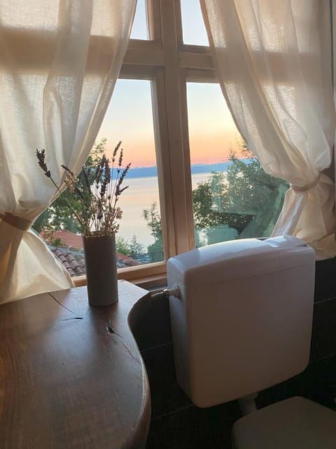 Robinson Sunset Guest House Bed and Breakfast in Municipality of Ohrid, North Macedonia