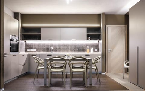 Kitchen or kitchenette, Dining area