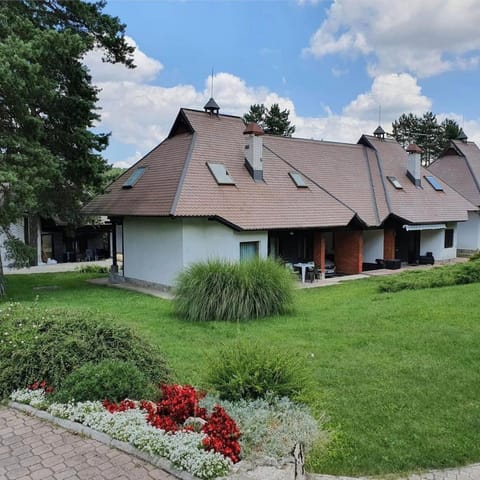 Property building, Day, Natural landscape, Garden, Garden view