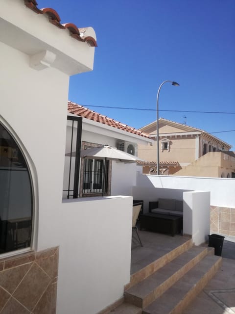 2 bedroom newly renovated bungalow close to bars & restaurants House in Los Alcázares