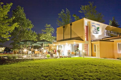 Facade/entrance, Lounge or bar