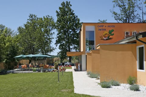 Facade/entrance, Balcony/Terrace