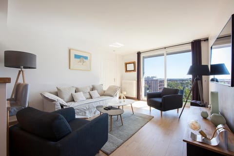 People, TV and multimedia, Balcony/Terrace, Balcony/Terrace, Living room, Lounge or bar, Decorative detail, Seating area, City view, City view, Garden view, Garden view, Family