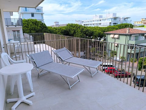 View (from property/room), Balcony/Terrace, sunbed