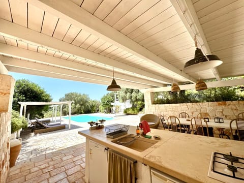 Kitchen or kitchenette, Dining area, Pool view, sunbed