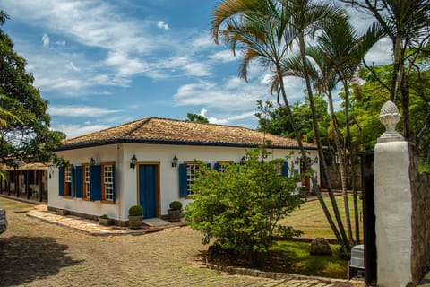 Property building, Facade/entrance, Garden, Breakfast