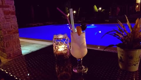 Lounge or bar, Swimming pool, Drinks, Alcoholic drinks, Non alcoholic drinks