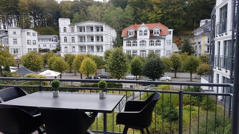 Natural landscape, Balcony/Terrace, Dining area, Garden view