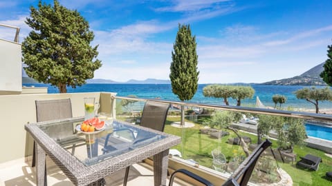 View (from property/room), Balcony/Terrace, Garden view, Pool view