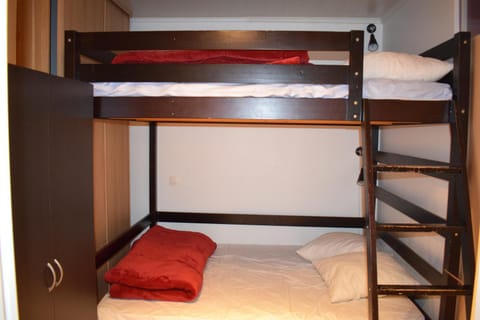 Bedroom, bunk bed