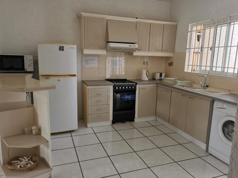 Coffee/tea facilities, Kitchen or kitchenette, oven, stove, toaster, washing machine