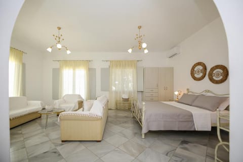 Bed, Living room, Photo of the whole room, Seating area, air conditioner