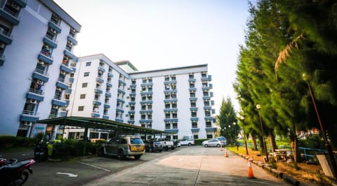 Facade/entrance, Natural landscape, Lake view, Street view