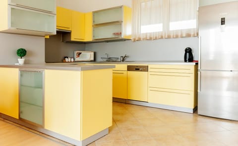 Kitchen or kitchenette, dishwasher