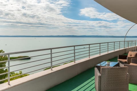 Balcony/Terrace, Lake view