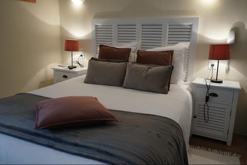 Bed, Photo of the whole room, Decorative detail, Bedroom