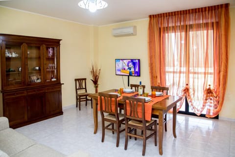 TV and multimedia, Living room, Seating area, Dining area