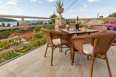 Natural landscape, View (from property/room), Balcony/Terrace, Dining area, Sea view