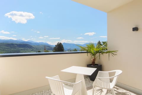 View (from property/room), Balcony/Terrace, Mountain view