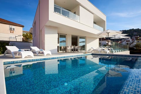 Facade/entrance, Balcony/Terrace, Pool view