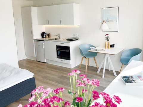 Kitchen or kitchenette, Living room, Dining area, minibar, pet friendly, stove