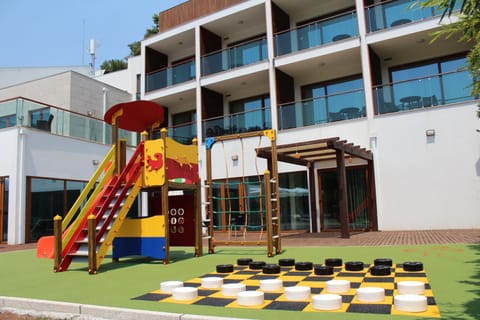 Patio, Day, Area and facilities, Entertainment