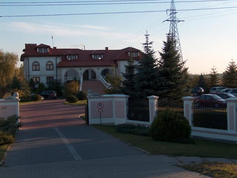 Pod Lwami Hotel in Masovian Voivodeship